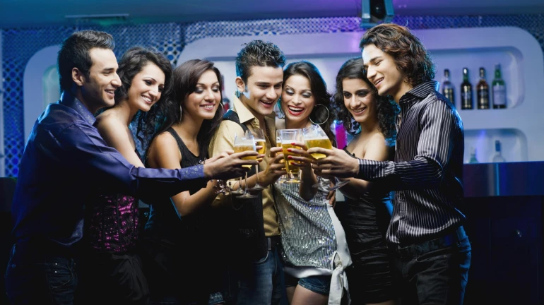 New Year : विनापरवाना गाणी वाजवण्यास मुंबई उच्च न्यायालयाची बंदी New Year : विनापरवाना गाणी वाजवण्यास मुंबई उच्च न्यायालयाची बंदी