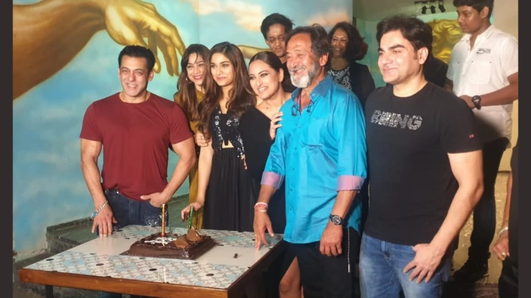 सलमान खान ने दो जश्न मनाए एक साथ सलमान खान ने दो जश्न मनाए एक साथ