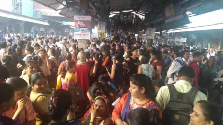 मेगाब्लॉकमुळं डोबिवली स्थानकात प्रवाशांचे 'मेगा'हाल मेगाब्लॉकमुळं डोबिवली स्थानकात प्रवाशांचे 'मेगा'हाल