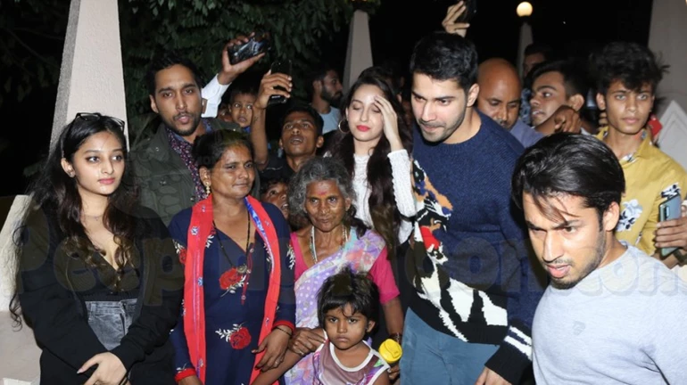 नोरा फतेही को देखने के लिए फैंस हुए बेकाबू, वरुण धवन ने इस तरह बचाया नोरा फतेही को देखने के लिए फैंस हुए बेकाबू, वरुण धवन ने इस तरह बचाया