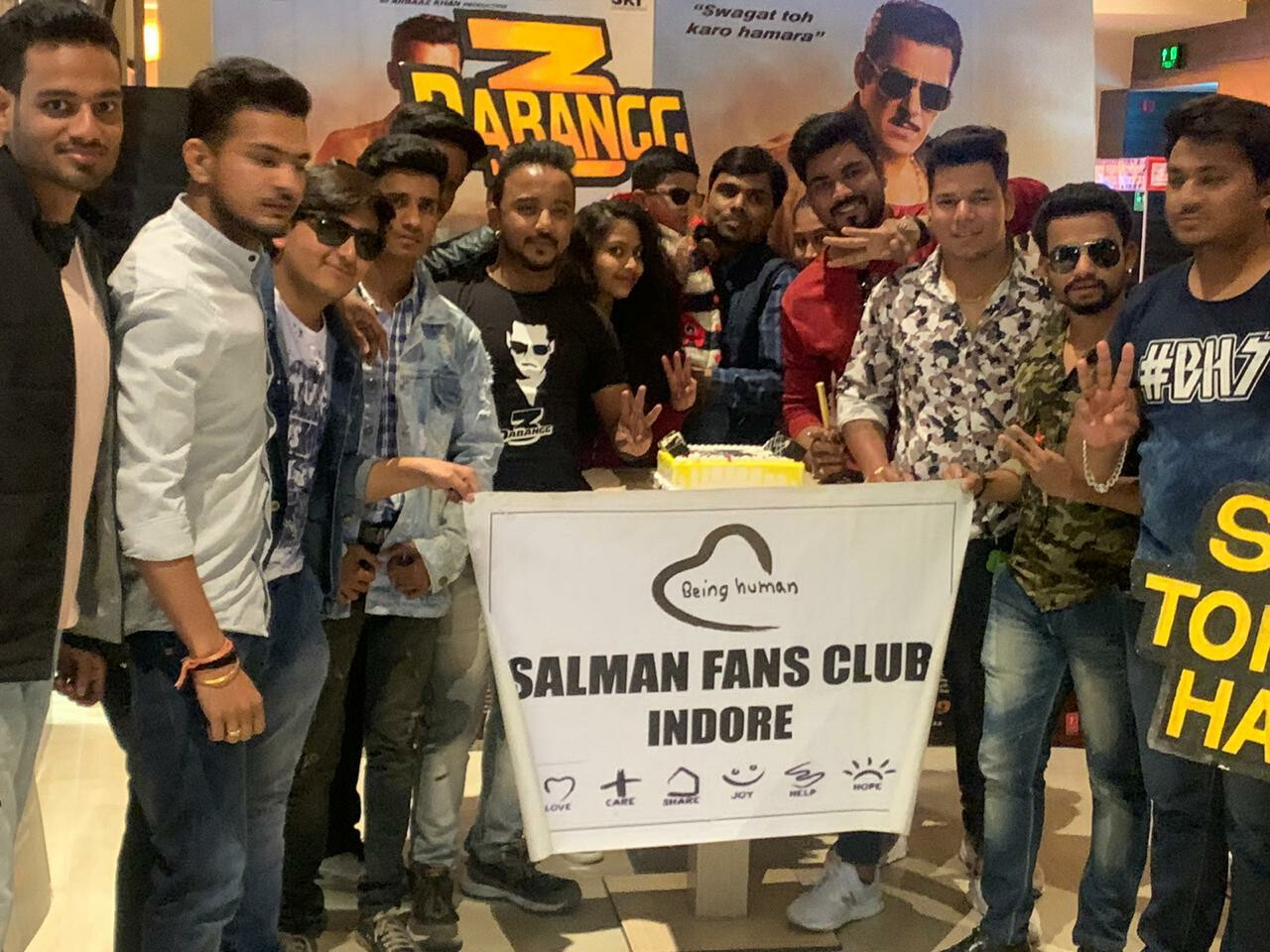 सलमान खान के फैंस ने अलग अलग अंदाज में देश भर में मनाया भाई का जन्मदिन