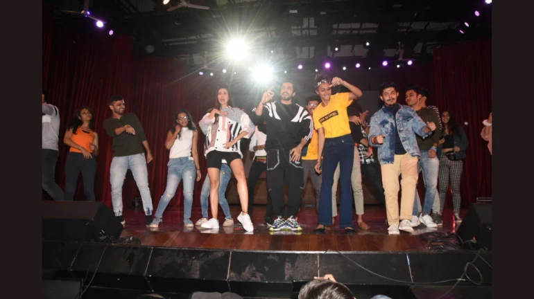 कॉलेज स्टूडेंट्स के साथ झूमे सनी सिंह और सोनाली सैगल कॉलेज स्टूडेंट्स के साथ झूमे सनी सिंह और सोनाली सैगल