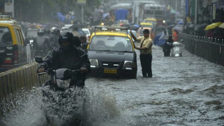 मीठी नदी उफान पर, खतरे के निशान से ऊपर हुआ पानी, 50 से अधिक लोग हटाए गए मीठी नदी उफान पर, खतरे के निशान से ऊपर हुआ पानी, 50 से अधिक लोग हटाए गए