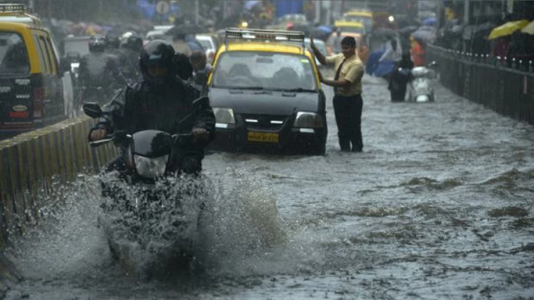 Mumbai Rains: घराबाहेर पडू नका! मुंबईकरांसाठी पोलिसांचा अलर्ट Mumbai Rains: घराबाहेर पडू नका! मुंबईकरांसाठी पोलिसांचा अलर्ट