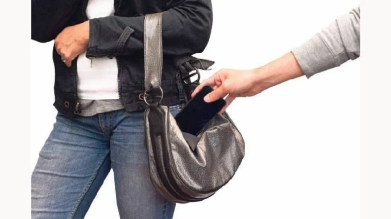 चोरीला गेलेला मोबाइल ब्लाॅक करता येणार, सरकारने दिली सुविधा चोरीला गेलेला मोबाइल ब्लाॅक करता येणार, सरकारने दिली सुविधा