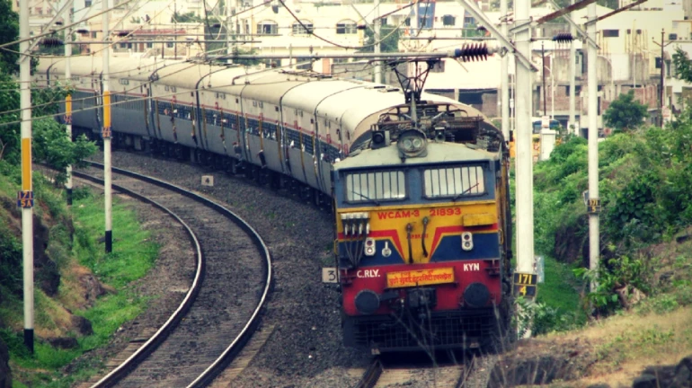 नए साल में रेलवे ने यात्रियों को दिया झटका, बढ़ाया किराया