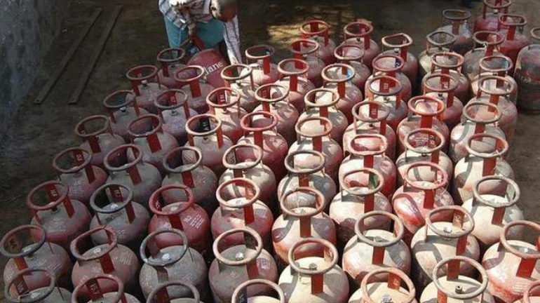 वर्षाच्या पहिल्याच दिवशी सर्व सामान्यांना गॅस दरवाढीचा फटका वर्षाच्या पहिल्याच दिवशी सर्व सामान्यांना गॅस दरवाढीचा फटका