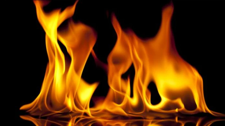 दादरमध्ये कपड्याच्या दुकानाला लागली आग दादरमध्ये कपड्याच्या दुकानाला लागली आग