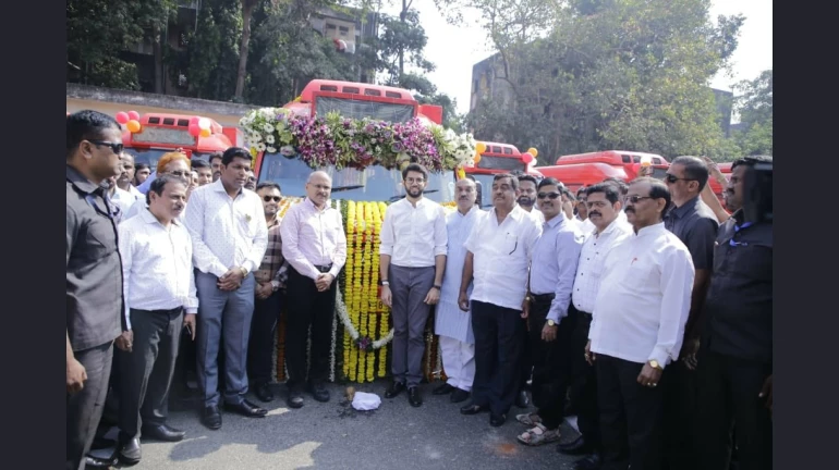 Aditya Thackeray Flags Off 25 Mini Buses From Wadala Dep Aditya Thackeray Flags Off 25 Mini Buses From Wadala Dep