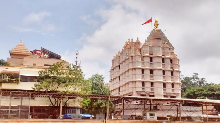 सिद्धिविनायक मंदिरातील चोरीप्रकरणी 46 कर्मचारी निलंबित सिद्धिविनायक मंदिरातील चोरीप्रकरणी 46 कर्मचारी निलंबित