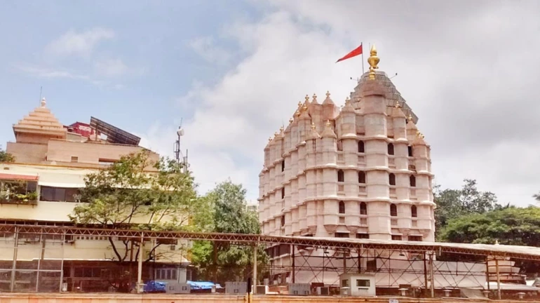 मुंबई: सिद्धिविनायक मंदिर ने बाढ़ पीड़ितों की मदद के लिए बढ़ाया हाथ मुंबई: सिद्धिविनायक मंदिर ने बाढ़ पीड़ितों की मदद के लिए बढ़ाया हाथ