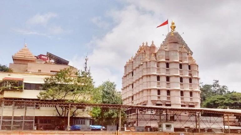 सिद्धीविनायकाच्या दर्शनासाठी अवैध्य क्यूआर कोडची विक्री, गुन्हा दाखल सिद्धीविनायकाच्या दर्शनासाठी अवैध्य क्यूआर कोडची विक्री, गुन्हा दाखल