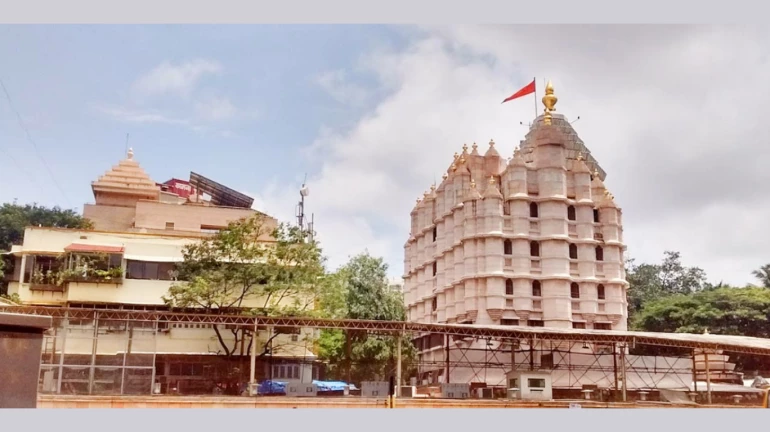 सिद्धिविनायक मंदिराला नोटीस, पाहणी दरम्यान आढळले... सिद्धिविनायक मंदिराला नोटीस, पाहणी दरम्यान आढळले...