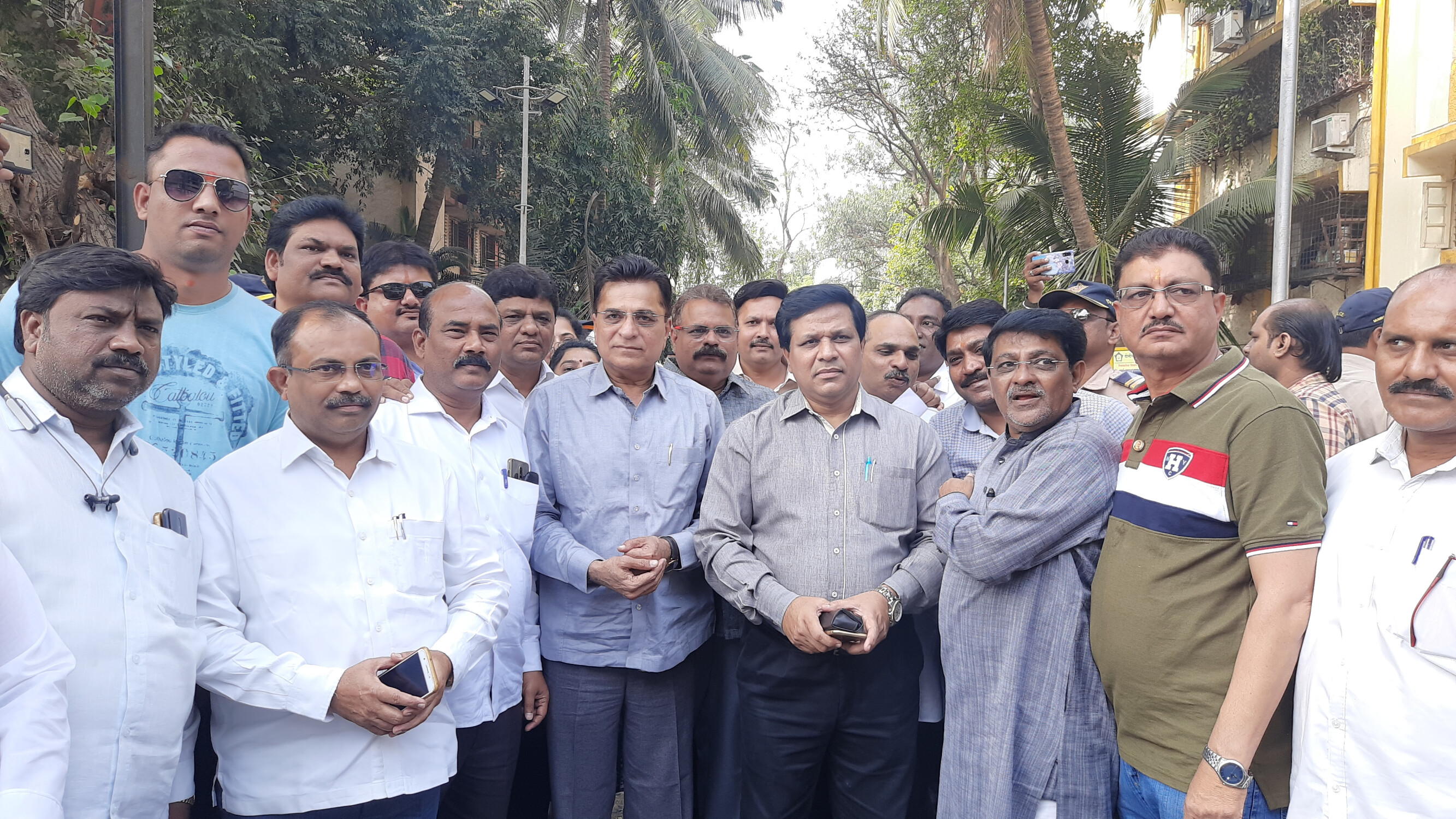 कांदिवली पुलिस स्टेशन में गिरफ्तारी देने पहूचे किरीट सोमैया