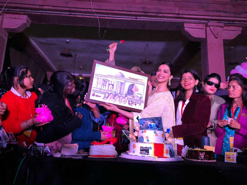 दीपिका पादुकोण ने लखनऊ में रियल-लाइफ एसिड अटैक सर्वाइवर्स के साथ मनाया जन्मदिन