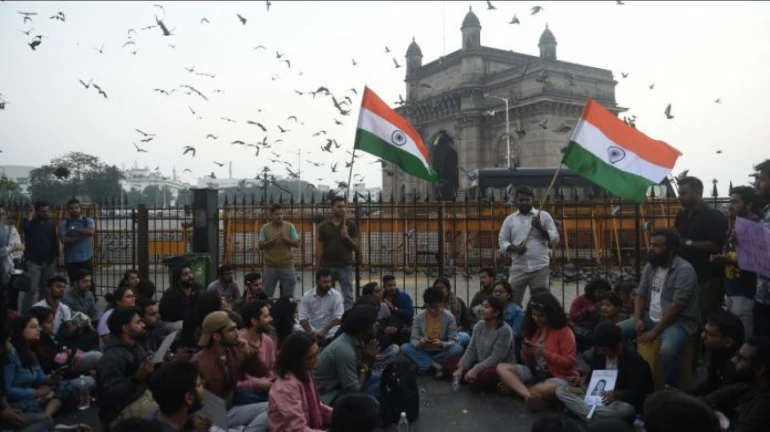गेटवे ऑफ इंडिया पर प्रदर्शन कर रहे छात्रों को आजाद मैदान किया गया शिफ्ट