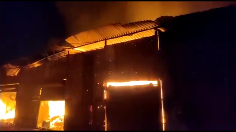 मुंब्रा इलाके में खान कंपाउंड में लगी आग