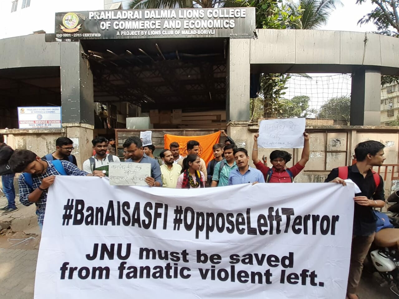 ABVP कार्यकर्ताओ ने LEFT , AISA और  SFI के खिलाफ किया प्रदर्शन