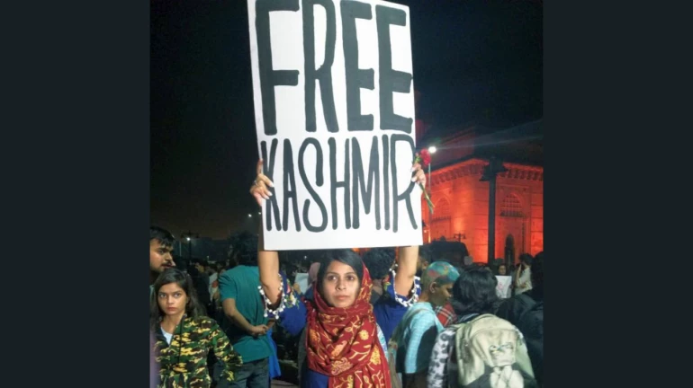 Free Kashmir चा अर्थ संज्या राऊत आणि बारक्या आदित्यला Free Internet वाटला, निलेश राणेंची टीका Free Kashmir चा अर्थ संज्या राऊत आणि बारक्या आदित्यला Free Internet वाटला, निलेश राणेंची टीका