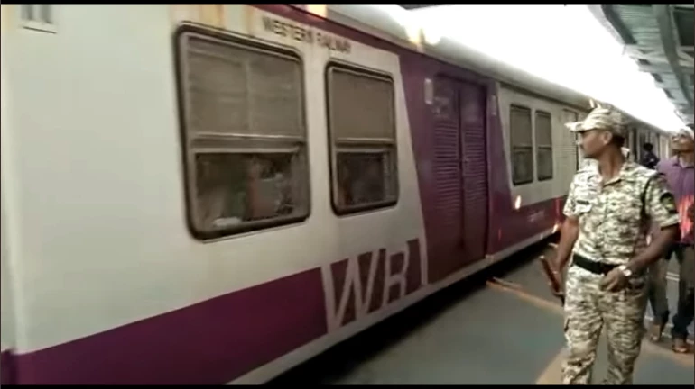video : मुंबई में चली दरवाजे वाली लोकल ट्रेन, सामने आई यह परेशानी