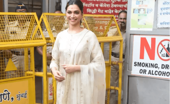 दीपिका पदुकोण सिद्धिविनायकच्या दरबारी