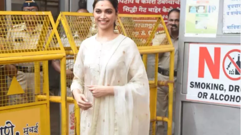 दीपिका पदुकोण सिद्धिविनायकच्या दरबारी दीपिका पदुकोण सिद्धिविनायकच्या दरबारी