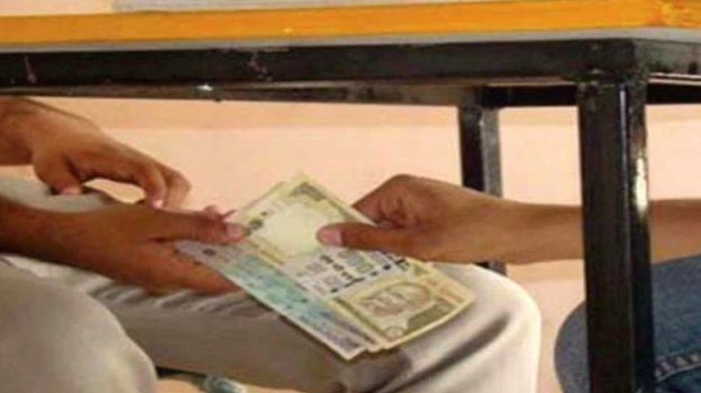 अपने ठेकेदार के कर्मचारी के खिलाफ वाहन मालिक से रिश्वत मांगने पर बीएमसी ने दर्ज कराई शिकायत अपने ठेकेदार के कर्मचारी के खिलाफ वाहन मालिक से रिश्वत मांगने पर बीएमसी ने दर्ज कराई शिकायत