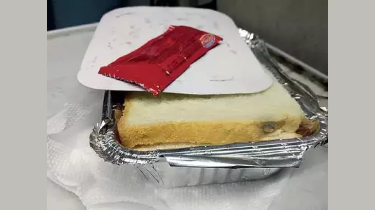 जनशताब्दी एक्स्प्रेसमध्ये बुरशीयुक्त ब्रेड जनशताब्दी एक्स्प्रेसमध्ये बुरशीयुक्त ब्रेड