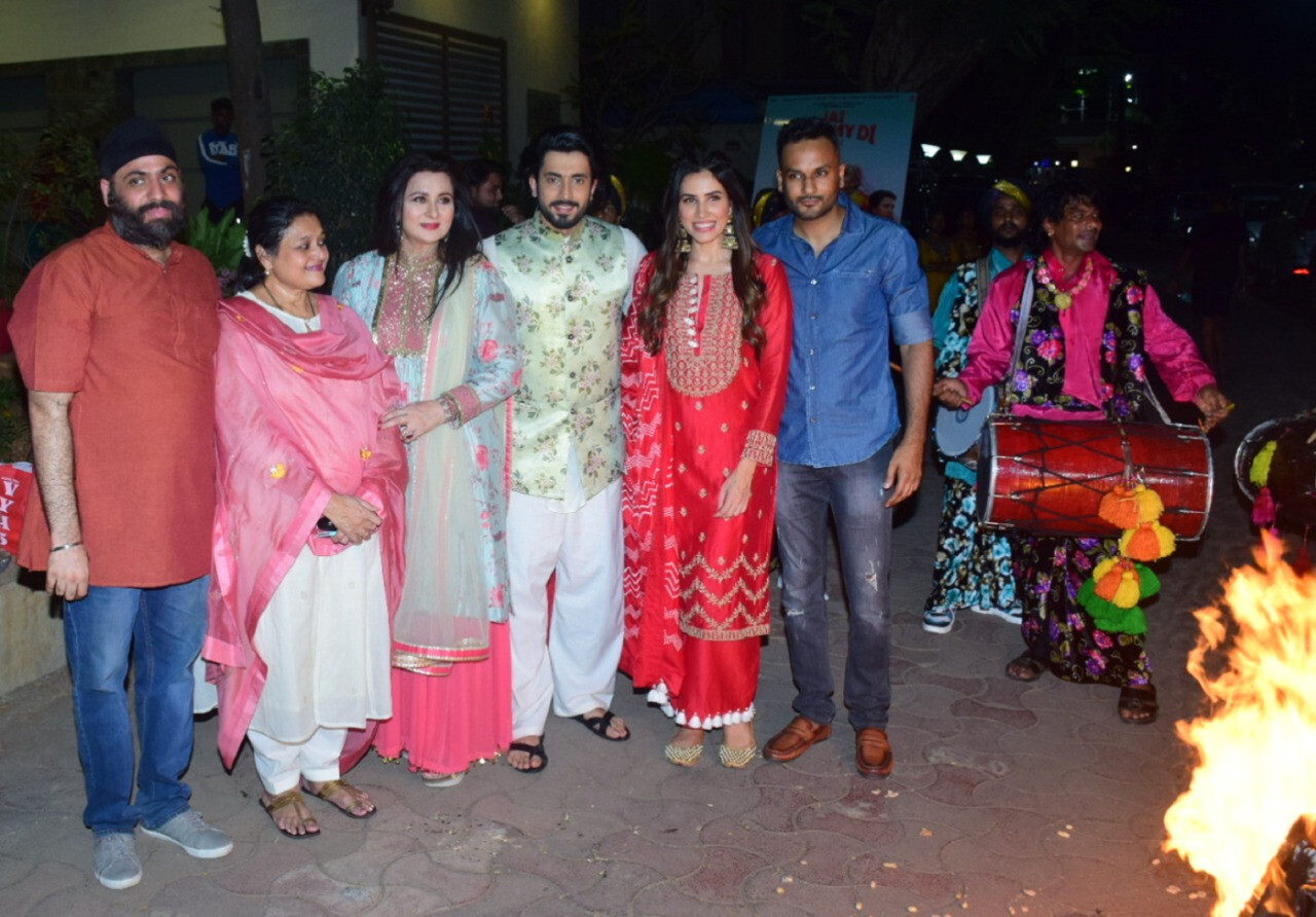 'जय मम्मी दी' की स्टार कास्ट ने एक साथ मनाया लोहड़ी का त्योहार!