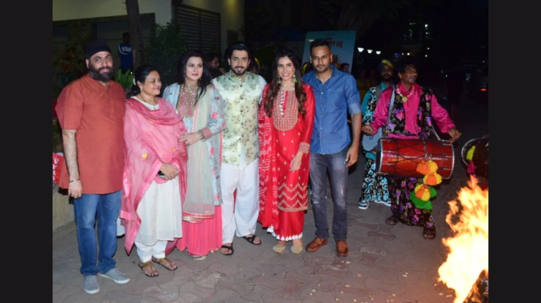 'जय मम्मी दी' की स्टार कास्ट ने एक साथ मनाया लोहड़ी का त्योहार! 'जय मम्मी दी' की स्टार कास्ट ने एक साथ मनाया लोहड़ी का त्योहार!