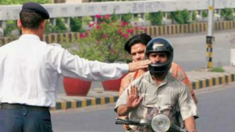 ट्रैफिक कांस्टेबल ने किया रुकने का इशारा तो स्कूटी सवार ने उड़ा दिया ट्रैफिक कांस्टेबल ने किया रुकने का इशारा तो स्कूटी सवार ने उड़ा दिया