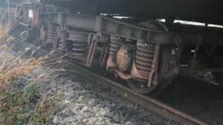 मुंबई-भुवनेश्वर लोकमान्य तिलक टर्मिनस एक्सप्रेस के 8 कोच पटरी से उतरे मुंबई-भुवनेश्वर लोकमान्य तिलक टर्मिनस एक्सप्रेस के 8 कोच पटरी से उतरे