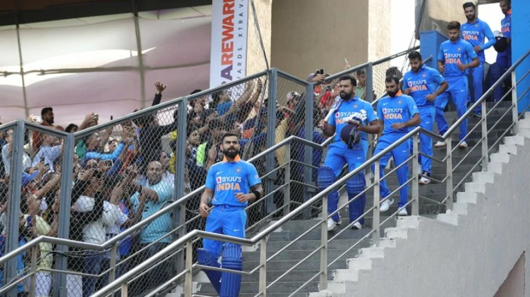 BCCIचे करार जाहीर; माजी कर्णधार धोनीला डच्चू, तर 'या' तिघांना लॉटरी BCCIचे करार जाहीर; माजी कर्णधार धोनीला डच्चू, तर 'या' तिघांना लॉटरी