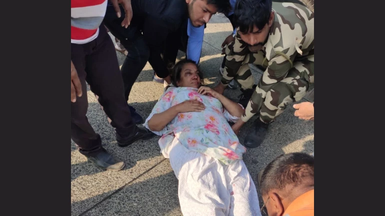 शबाना आजमी के ड्राइवर के खिलाफ FIR शबाना आजमी के ड्राइवर के खिलाफ FIR