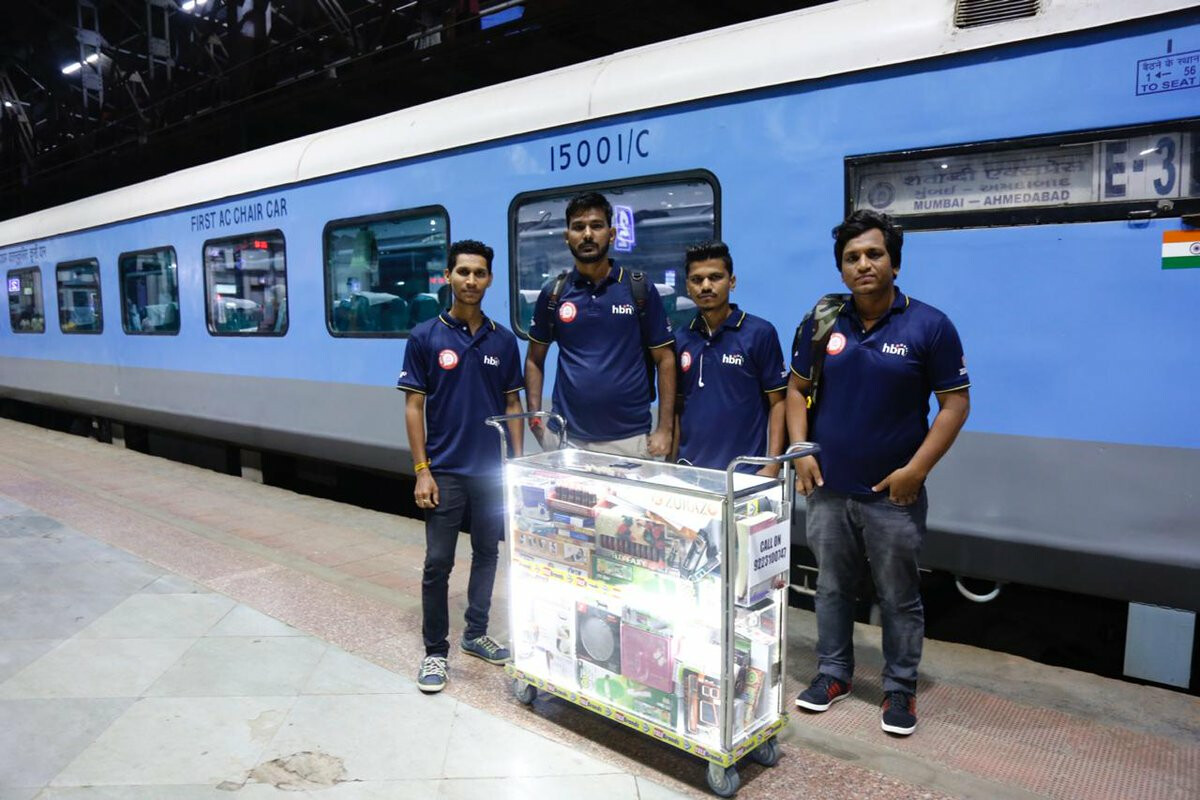 एसी लोकल ट्रेन में 'शॉपिंग' की सुविधा होगी शुरू