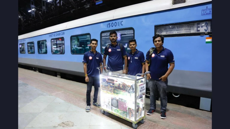 एसी लोकल ट्रेन में 'शॉपिंग' की सुविधा होगी शुरू एसी लोकल ट्रेन में 'शॉपिंग' की सुविधा होगी शुरू