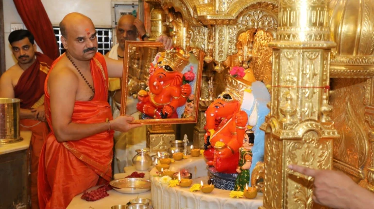 सिद्धीविनायक मंदिर में भक्त ने चढ़ाया 35 किलो सोना, गर्भ गृह हुआ सोने का