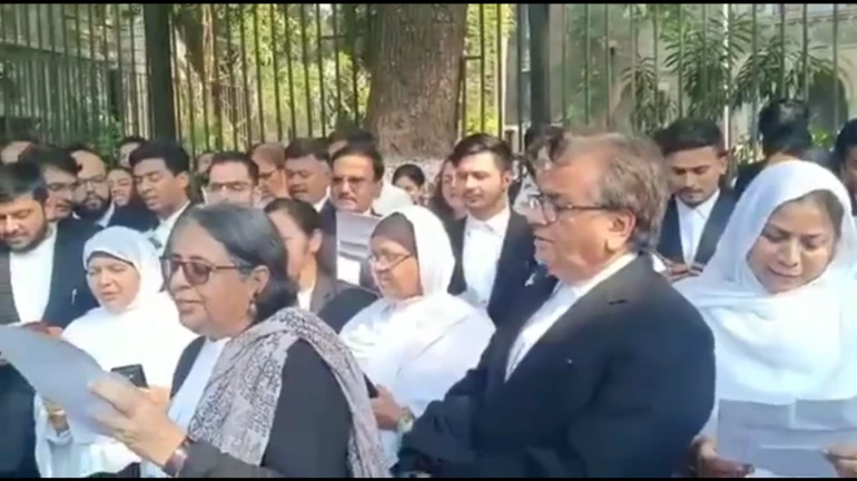 Bombay high court के वकिलों ने CAA NRC के विरोध प्रदर्शन को समर्थन देने के लिए संविधान के प्रस्तावना को पढ़ा Bombay high court के वकिलों ने CAA NRC के विरोध प्रदर्शन को समर्थन देने के लिए संविधान के प्रस्तावना को पढ़ा
