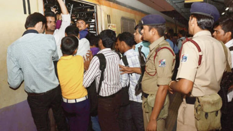 स्थानकांतील सुरक्षा आराखडा अद्याप मंजुरीच्या प्रतीक्षेत स्थानकांतील सुरक्षा आराखडा अद्याप मंजुरीच्या प्रतीक्षेत