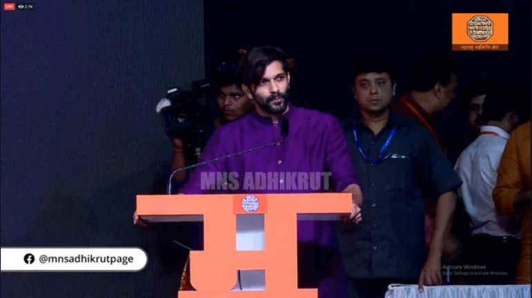 MNS leader Amit Thackeray calls up Uddhav Thackeray for stranded students in Pune MNS leader Amit Thackeray calls up Uddhav Thackeray for stranded students in Pune