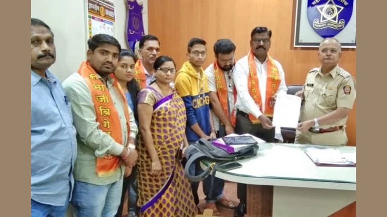 राज ठाकरेंविरोधात गुन्हा दाखल करा, राजमुद्रेवरून संभाजी ब्रिगेडची पोलिसांत तक्रार राज ठाकरेंविरोधात गुन्हा दाखल करा, राजमुद्रेवरून संभाजी ब्रिगेडची पोलिसांत तक्रार