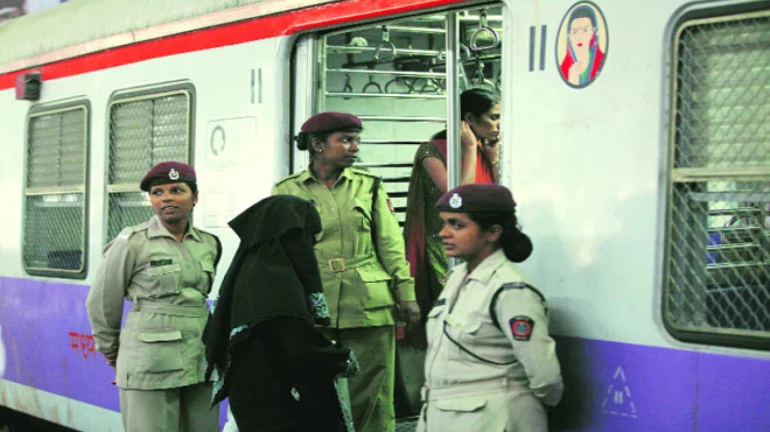 महिलांना रेल्वे जवान सोडणार घरापर्यंत महिलांना रेल्वे जवान सोडणार घरापर्यंत