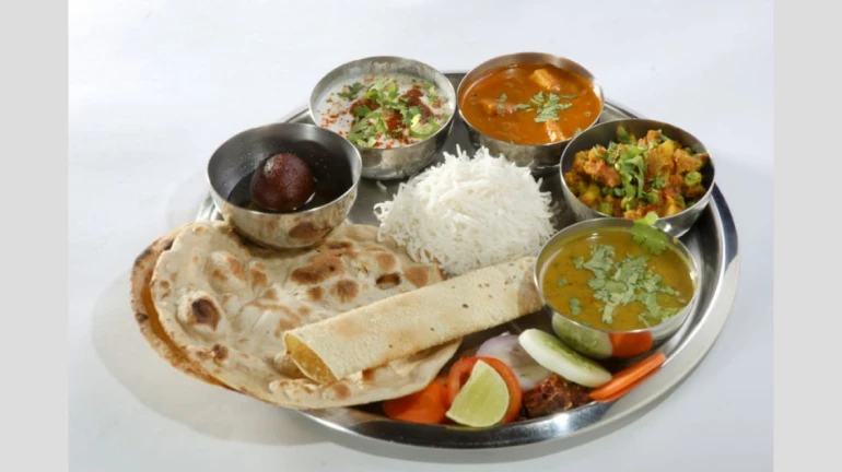 १०० रुपयांच्या थाळीसाठी मोजले १ लाख, गिरगावातील व्यापाऱ्याची आॅनलाइन फसवणूक १०० रुपयांच्या थाळीसाठी मोजले १ लाख, गिरगावातील व्यापाऱ्याची आॅनलाइन फसवणूक