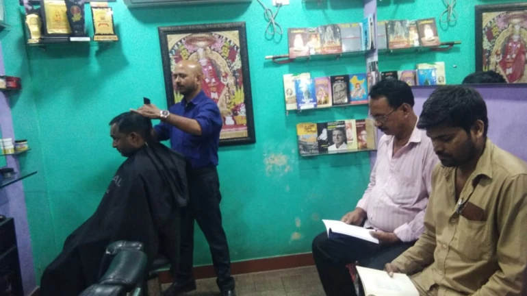 मुंबईतील हा अवलिया चालवतोय 'सलून वाचनालय' मुंबईतील हा अवलिया चालवतोय 'सलून वाचनालय'