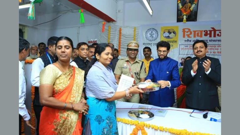 शिवभोजन थाळीला उत्स्फूर्त प्रतिसाद, पहिल्याच दिवशी ११,२७४ थाळींची विक्री शिवभोजन थाळीला उत्स्फूर्त प्रतिसाद, पहिल्याच दिवशी ११,२७४ थाळींची विक्री