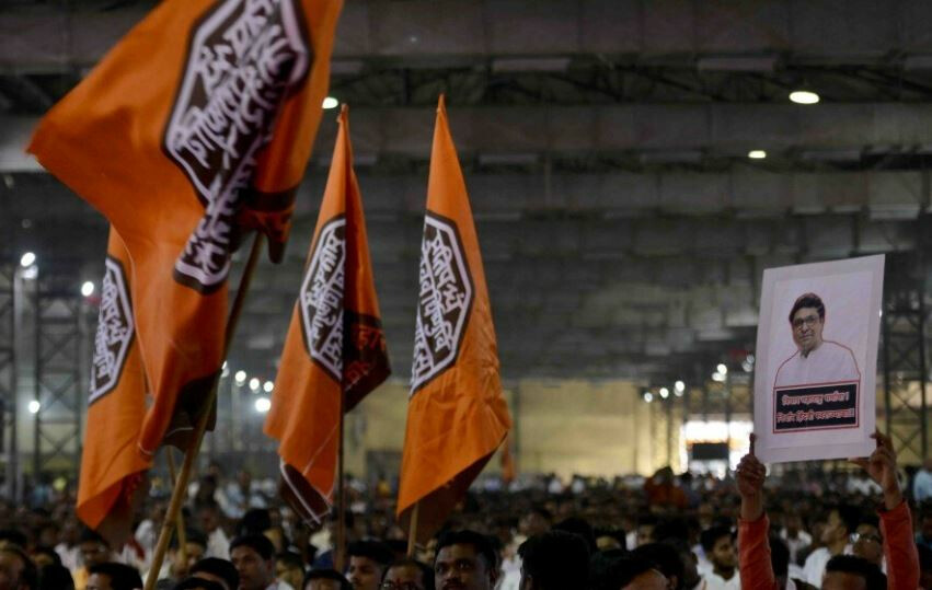 दोन झेंड्यांची गोष्ट, मनसे-शिवसेनेत खडाजंगी