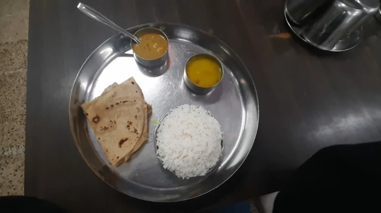 दुसऱ्या दिवशी १३,५०० शिवभोजन थाळ्यांचं वाटप दुसऱ्या दिवशी १३,५०० शिवभोजन थाळ्यांचं वाटप