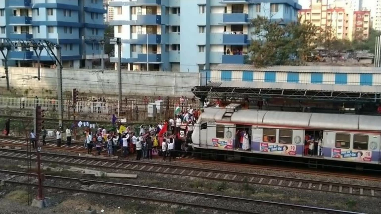 Bharat Bandh: Protestors stage 'Rail Roko' at Kanjurmarg Station; no effect otherwise Bharat Bandh: Protestors stage 'Rail Roko' at Kanjurmarg Station; no effect otherwise