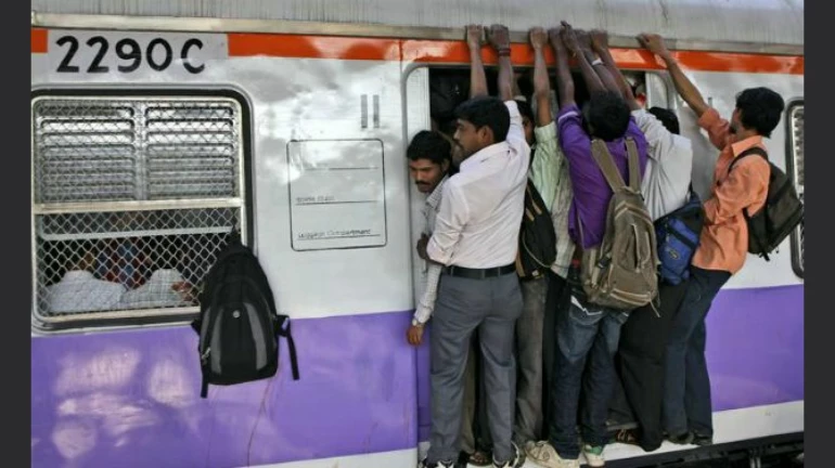 लोकलमधून पडून तरुण जखमी, एक पाय निकामी लोकलमधून पडून तरुण जखमी, एक पाय निकामी