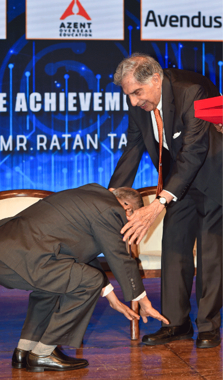 नारायण मूर्ती जेव्हा रतन टाटांच्या पाया पडतात...